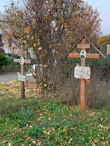 Чаще всего это скромные деревянные кресты | Источник: Ирина Господаренко / NGS22.RU