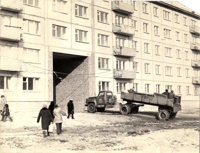 Жители переселяются в новый дом на 3-й Кордной. Фото 1976 года | Источник: архив Дома ветеранов / Pastvu.com