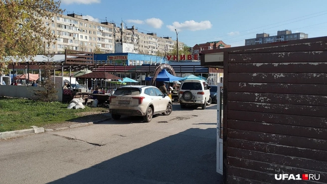 Торговая площадка окружена жилыми многоэтажками | Источник: Антон Селиверстов / UFA1.RU