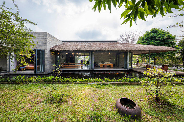 Дом с соломенной крышей и прудом во Вьетнаме