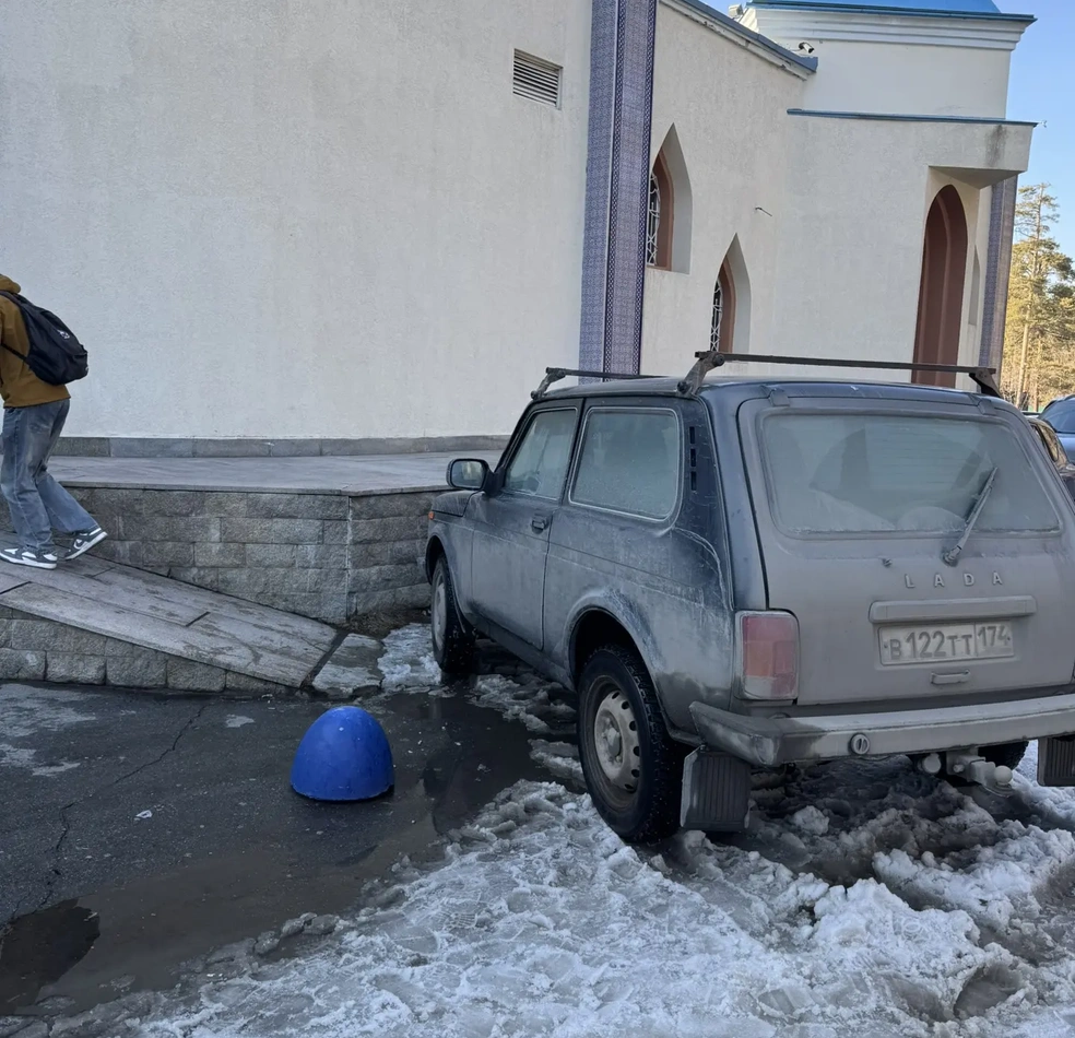 «Нива» у ресторана «Шафран» в парке Гагарина перегородила пандус для колясок. Очень голодный был | Источник: читатель 74.RU