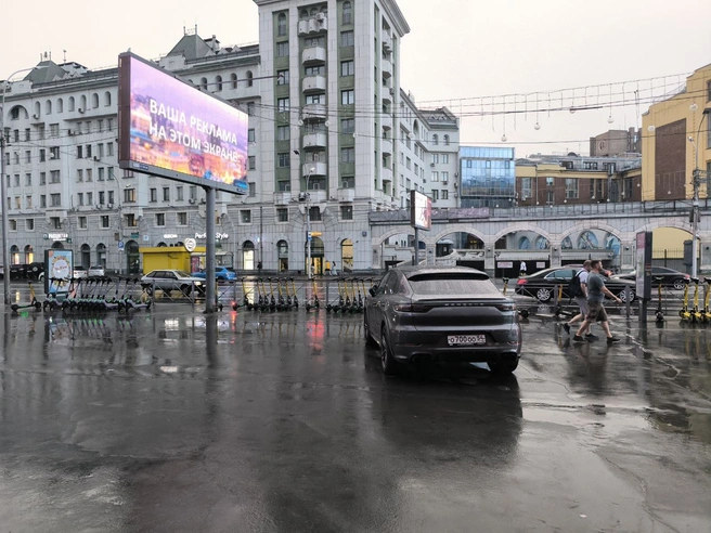 Серому авто не удалось слиться с серым городом | Источник: читатель НГС