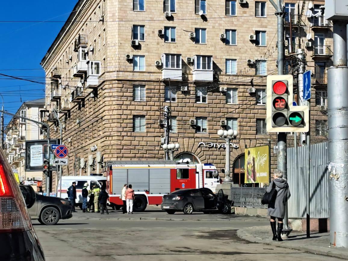 «Она, похоже, без сознания». В центре Волгограда женщина-водитель влетела в забор — видео