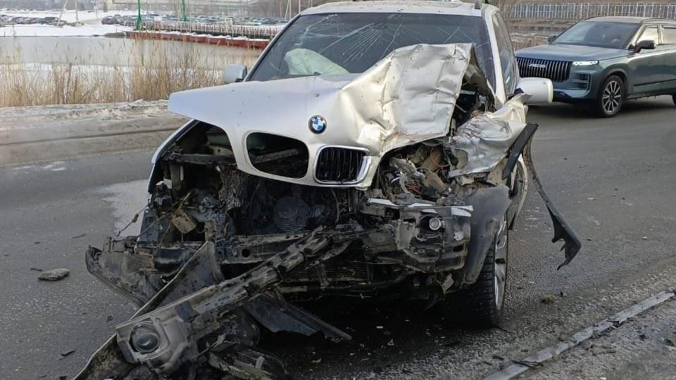 В Магнитогорске из-за ДТП с BMW остановили движение на Центральном переходе