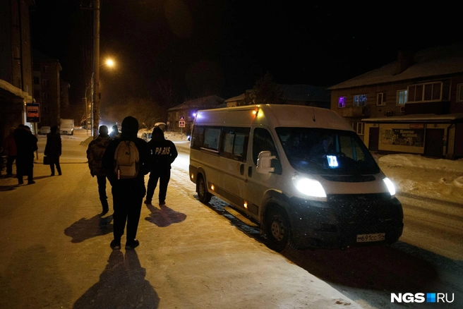 В микрорайон Пашино сегодня ходит только один большой автобус  | Источник: Андрей Бортко / NGS.RU