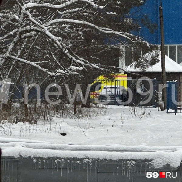 У здания стоял реанимобиль | Источник: Алексей Кожевников / 59.RU