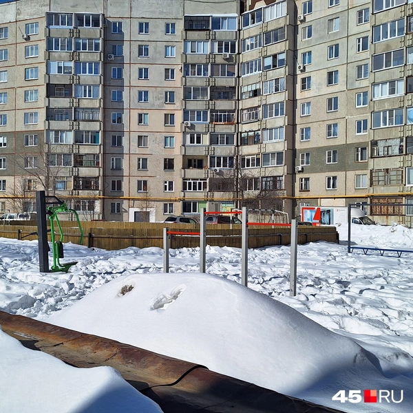 Площадку с тренажерами в одном из дворов 5-го микрорайона не чистили давно | Источник: Александр Лисихин / 45.RU 