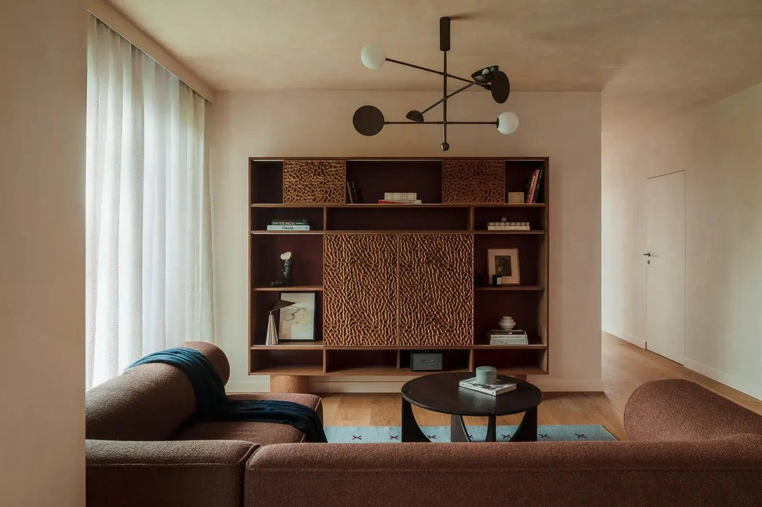 Модульный диван Eave, Norm Architects для Audo Copenhagen. Кофейный столик, Miloni. Ковер ручной работы Cross Blue/Burgundy, Nordic Knots. Подвесной светильник, 101 Copenhagen. Стеллаж для ТВ и книг был специально спроектирован Studio Bosko для этой квартиры. | Источник: Студия Джулии Маретти