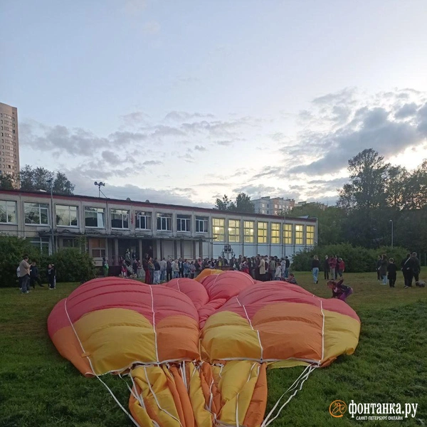 Воздушные шары начали приземляться на улицах Петербурга — один сел во дворе на проспекте Науки | Источник: читательница «Фонтанки» Евгения 