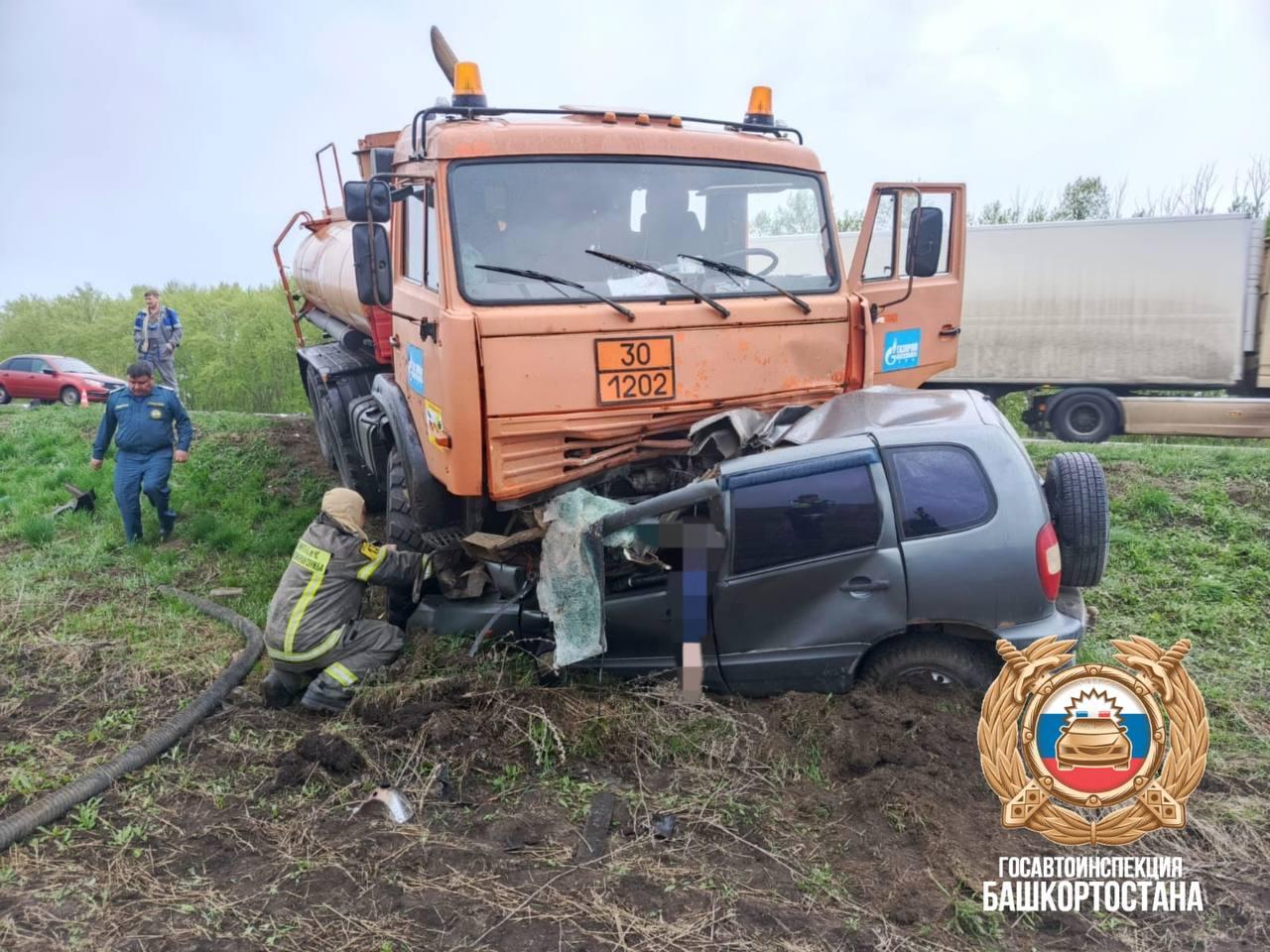 Под Уфой бензовоз подмял под себя легковушку — двое погибли