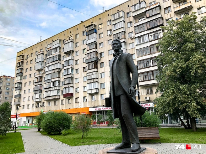 Я думал, это памятник какому-нибудь великому русскому поэту. Почти угадал: это Габдулла Тукай, тоже великий поэт, но татарский (на улице Воровского) | Источник: Артем Краснов
