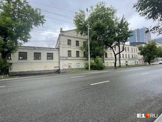 Так часть старинной пивоварни выглядит сейчас, здание пустует уже пять лет | Источник: Анастасия Малова / E1.RU
