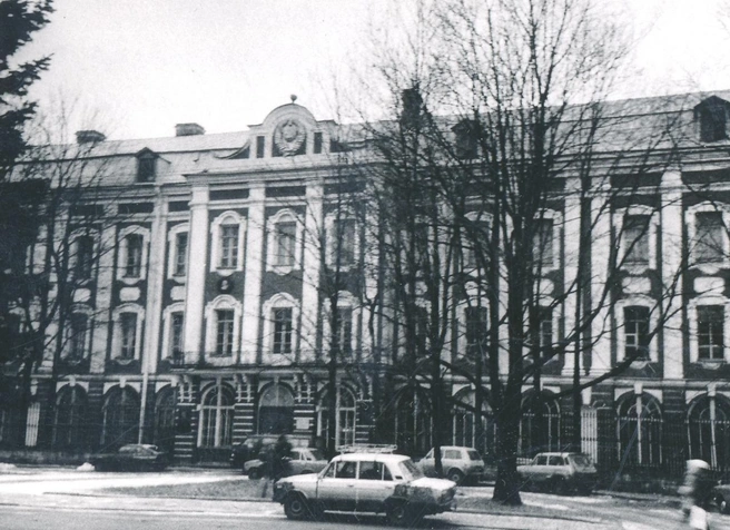 Источник: Андрей Агафонов, 1995 / Здание Двенадцати коллегий на Citywalls.ru