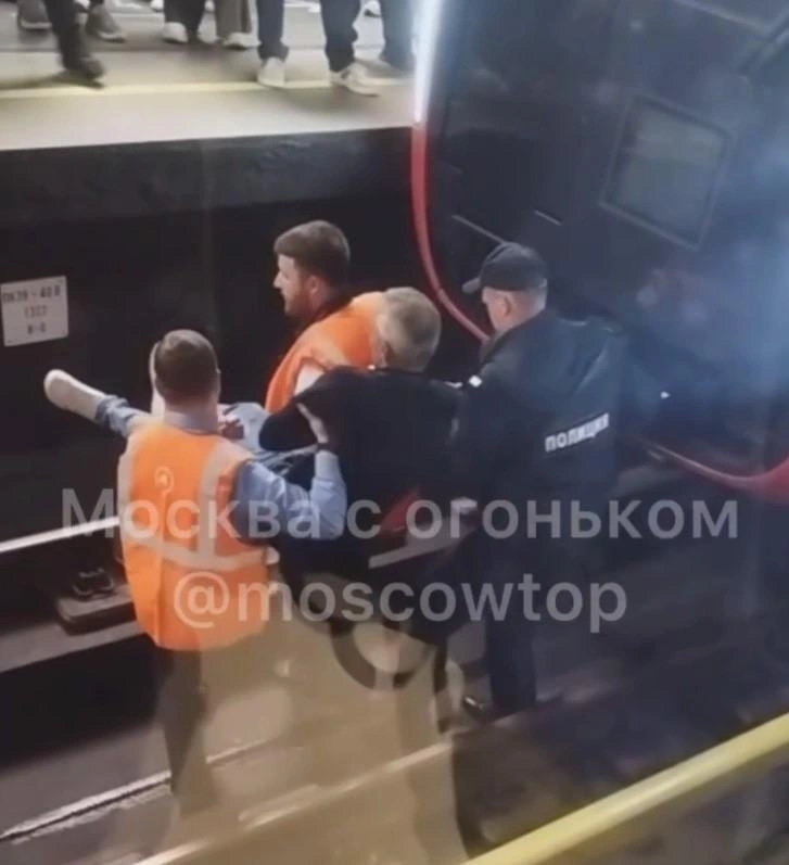 Мужчину достали с путей БКЛ | Источник: Москва с огоньком / T.me