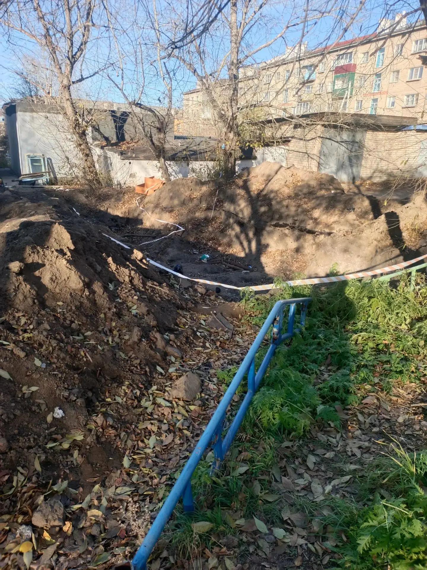 «Там лазят дети и собаки»: читинцы пожаловались на открытую яму во дворе из-за порыва