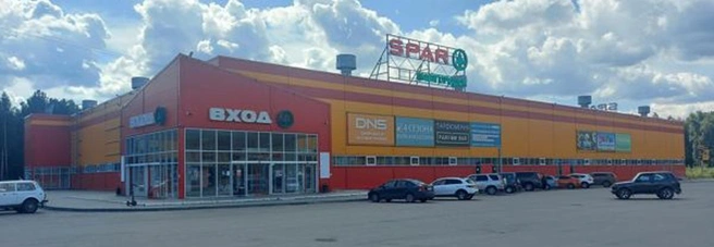 В Миассе, как и в других ТК&nbsp;Бухарина и Бобина, главный арендатор&nbsp;— продуктовый ретейлер (был Spar, теперь&nbsp;— «Лента»). Площадь комплекса&nbsp;— 7482 кв.&nbsp;м, цена&nbsp;— 362 миллиона рублей | Источник: Yandex / maps