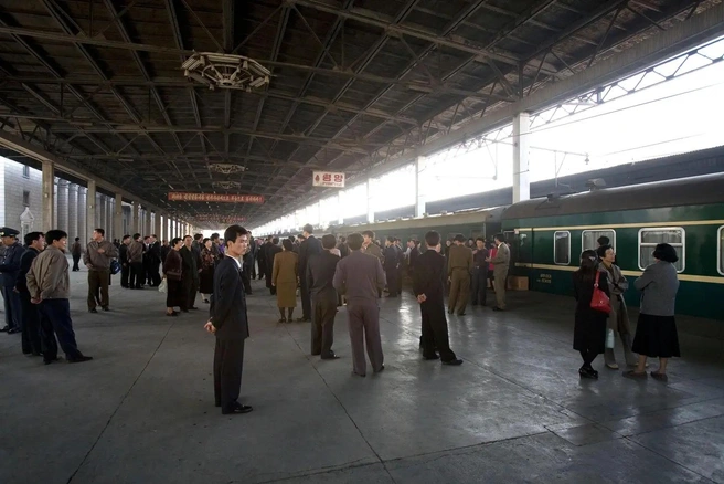 На перроне железнодорожного вокзала Пхеньяна, архивное фото 2007 года | Источник: Roberto Fumagalli via Legion Media