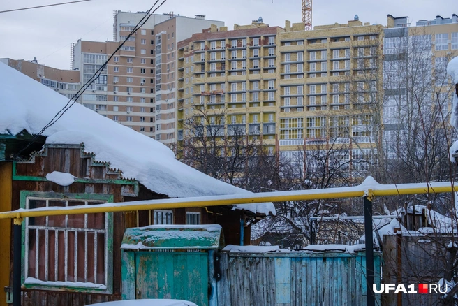 На фоне строят высотку | Источник: Булат Салихов / UFA1.RU