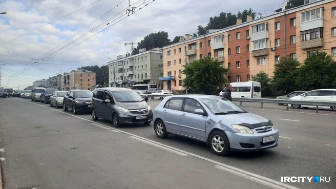 Пробка на АЗС ранним утром 26 июня начиналась за 1,5 автобусных остановки от заправки | Источник: Виктор Лучкин / «ИрСити»