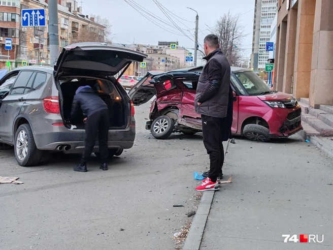 Кажется, сильнее всего пострадала красная Toyota | Источник: читатель 74.RU