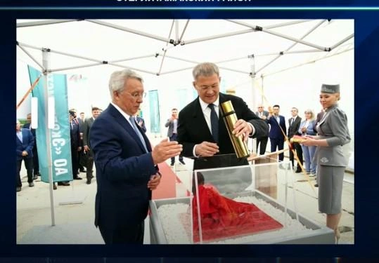 Бывший вице-президент ЛУКОЙЛа Азат Шамсуаров и глава республики Радий Хабиров | Источник: Скрин видео оперативного совещания правительства РБ / pravitelstvorb.ru
