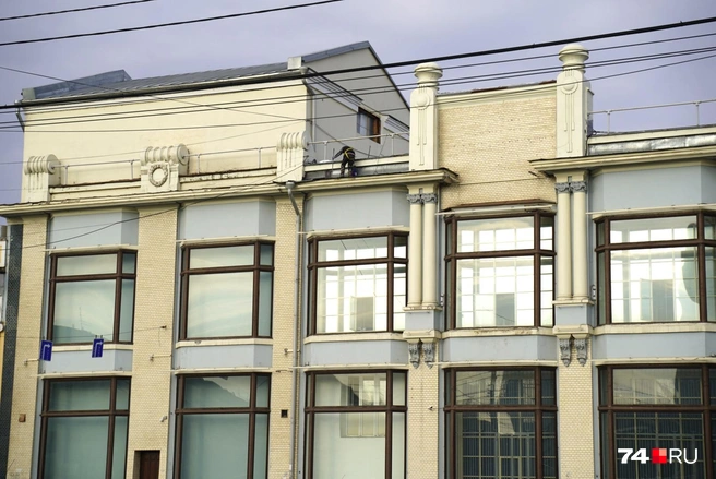 Работа на кровле, как можно видеть, в разгаре | Источник: Михаил Шилкин