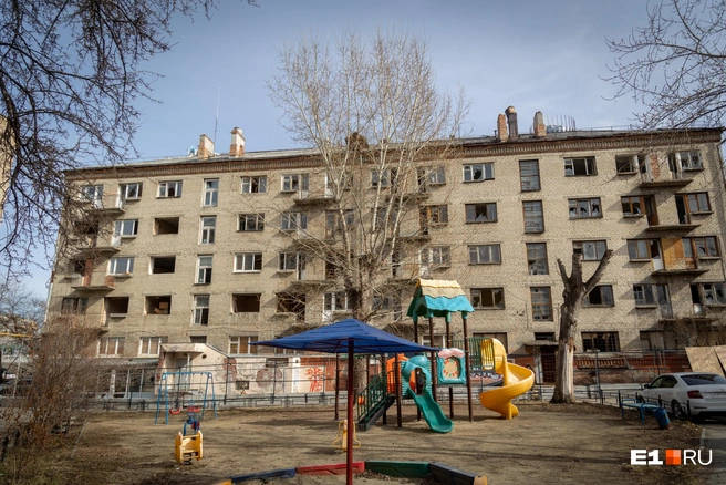 А во дворе еще осталась детская площадка | Источник: Владислав Лоншаков / E1.RU