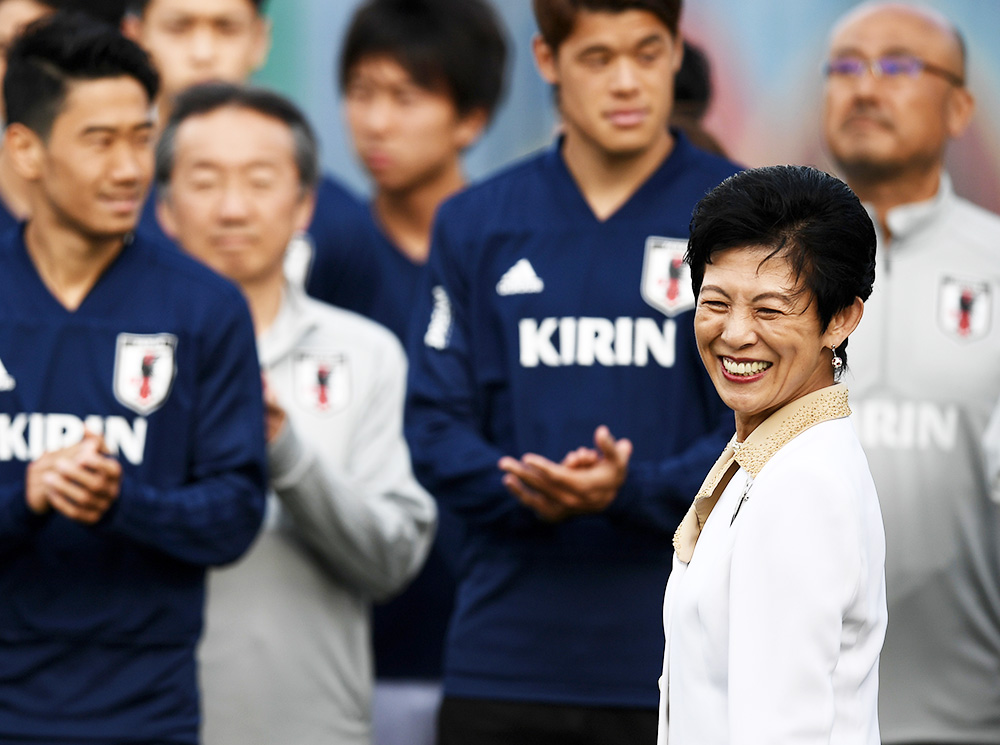 Принцесса Японии Хисако Такамадо на тренировке японской сборной по футболу на ЧМ-2018, Казань, Россия, 21 июня 2018 года | marieclaire.ru