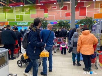 Покупатели с маленькими корзинками выбирают очередь поменьше | Источник: Наталья Баранова / NN.RU