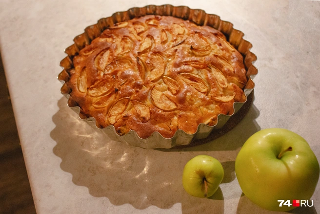 Редкий фотограф умудряется снять шарлотку целиком, слишком уж быстро она заканчивается | Источник: Дарья Селенская / Городские медиа