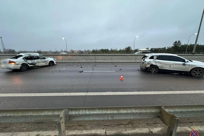 Под Волгоградом в тумане иномарка врезалась в стоящий кроссовер