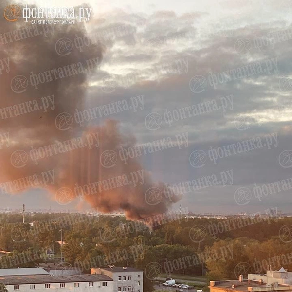 Для тушения ремонтного ангара на «900 квадратах» во Фрунзенском районе удвоили количество пожарных | Источник: читатель «Фонтанки»