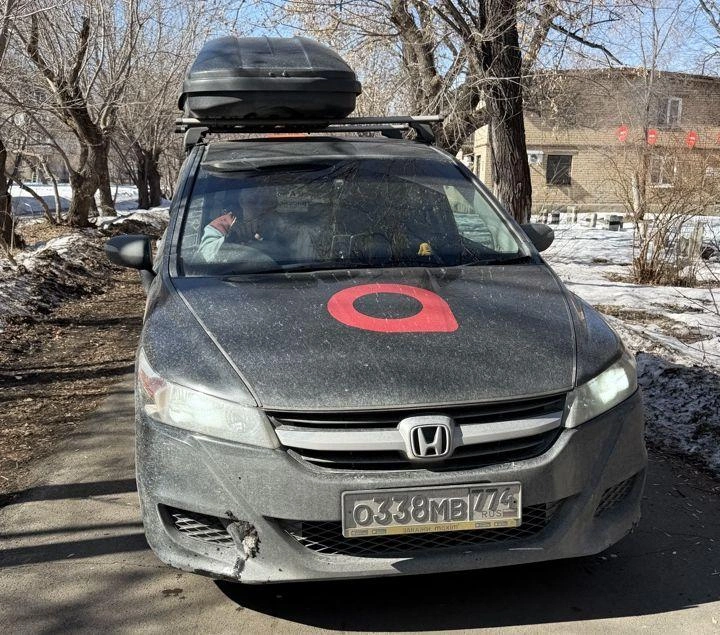 «Уникальный случай, когда водитель ехал по пешеходной зоне у школы № 94 по улице Уйская, 3, потом вышел из автомобиля и попросил ему доказать, почему он не может ехать по пешеходной зоне. Спасибо службе PR и маркетинга такси „Максим“ за таких водителей на линии»,&nbsp;— иронизирует автор | Источник: читатель 74.RU