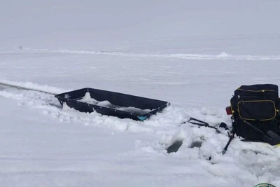 Двух мужчин эвакуировали с застрявшего снегохода на льду