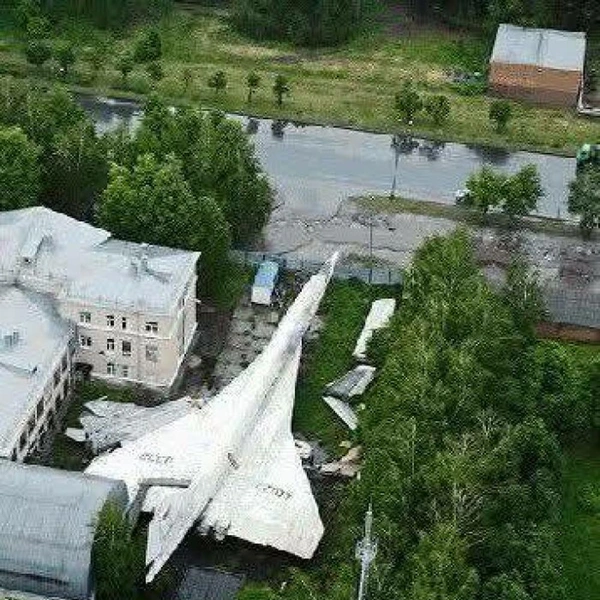 Корпус советского лайнера Ту-144 во дворе | Источник: Google Earth