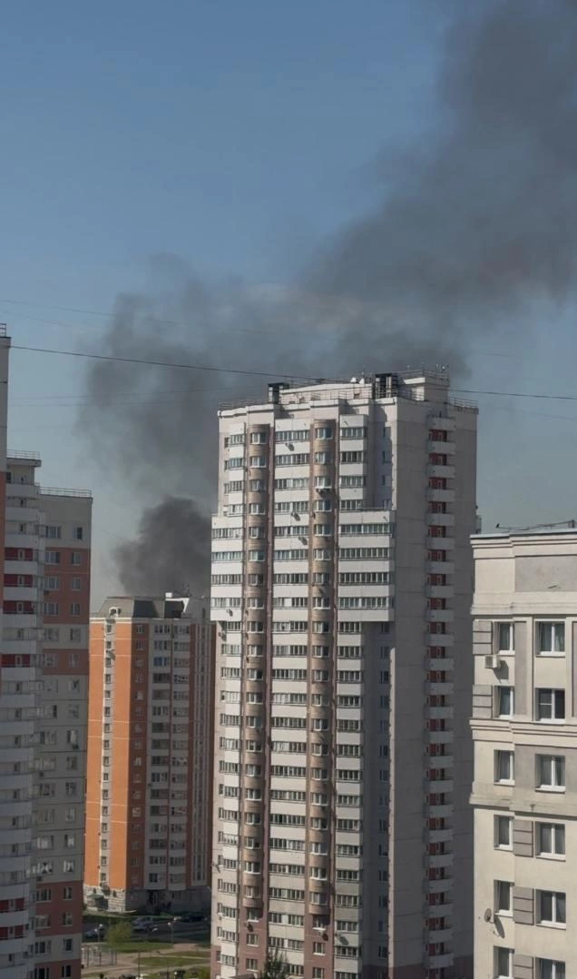 Дым от сгоревшего автомобиля поднялся в небо | Источник: Осторожно, Москва / Telegram