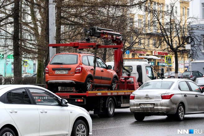 Обычно авто эвакуируют за неправильную парковку | Источник: Наталья Бурухина / NN.RU