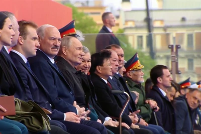 Кто из лидеров посетил парад Победы