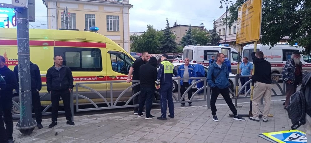 На Урале автобус подмял пешеходов на тротуаре и врезался в храм: кадры с места ДТП