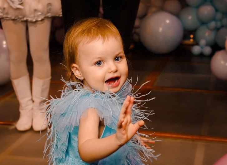 Маленькая Мисс Коко: 2-летняя Милана Тарасова надевает твидовый жакет на важные встречи