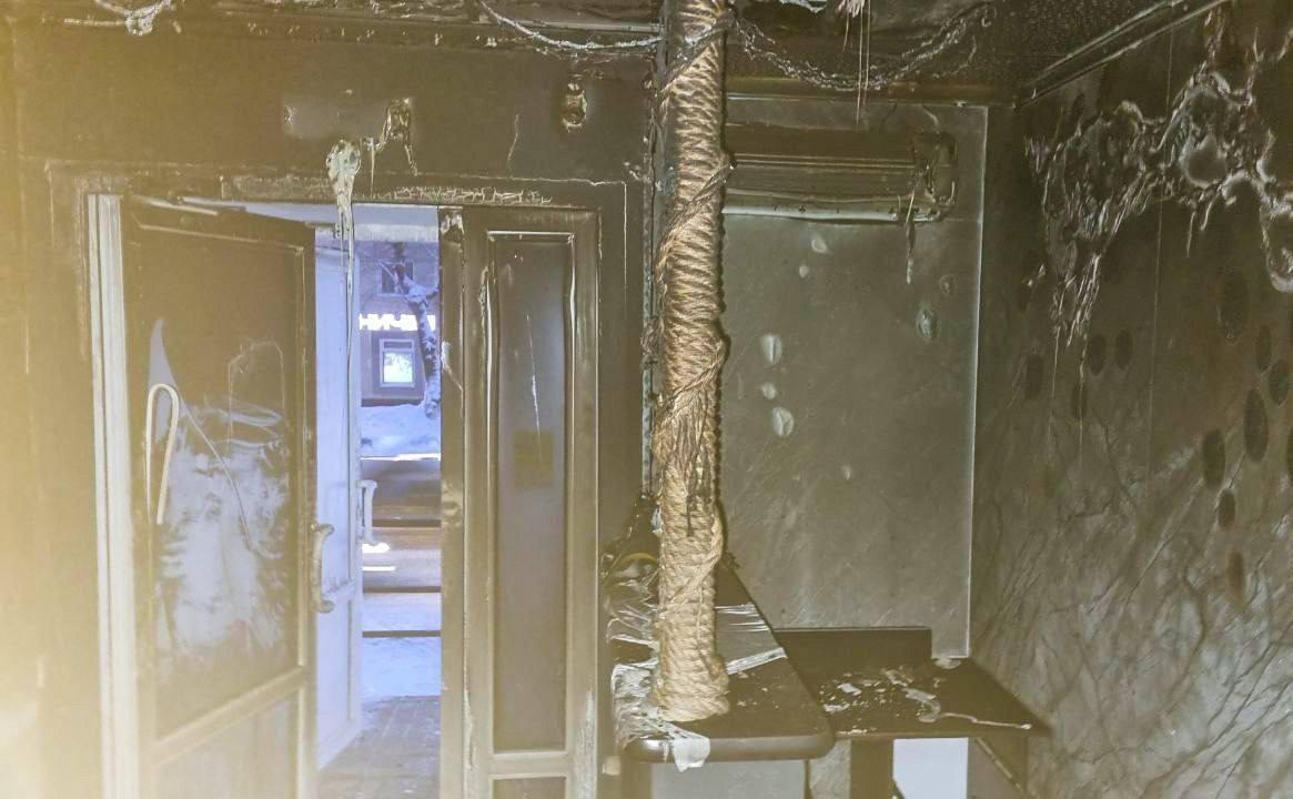 Подожгли? В Кургане сгорела студия загара: эвакуировали 12 человек