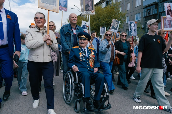 Спевший у Андрея Малахова наш бравый ветеран Степан Колесниченко как всегда в строю. Правда, в этом году фронтовика привезли на коляске | Источник: Даниил Пономаренко / MGORSK.RU