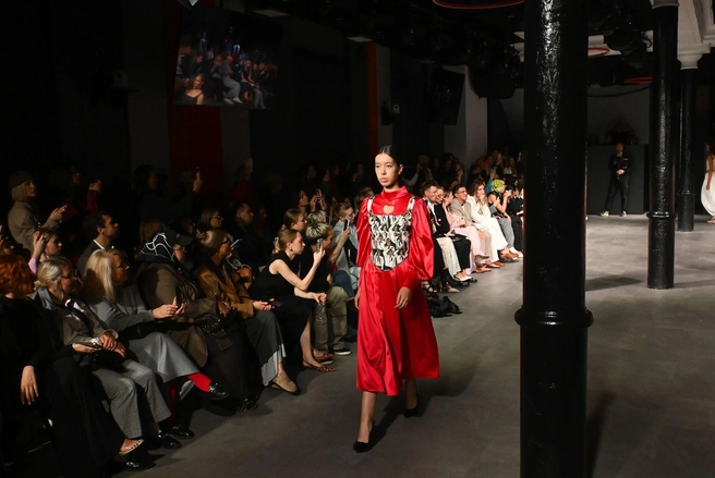 Красный — лучший цвет для наряда на Новый год. Но с корсетами нужно быть аккуратнее: главное, чтобы они не стягивали и не жали | Источник: Дмитрий Емельянов / E1.RU