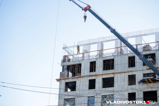 он монтировал проводку | Источник: Елена Буйвол / VLADIVOSTOK1.RU