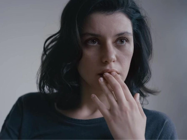 Берен Саат в сериале «Дар» | Источник: Кадр из сериала «Дар»