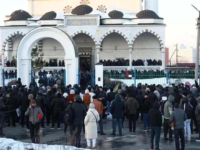 В Медную мечеть приехали верующие из Екатеринбурга и других городов Свердловской области. | Источник: Владислав Лоншаков / E1.RU