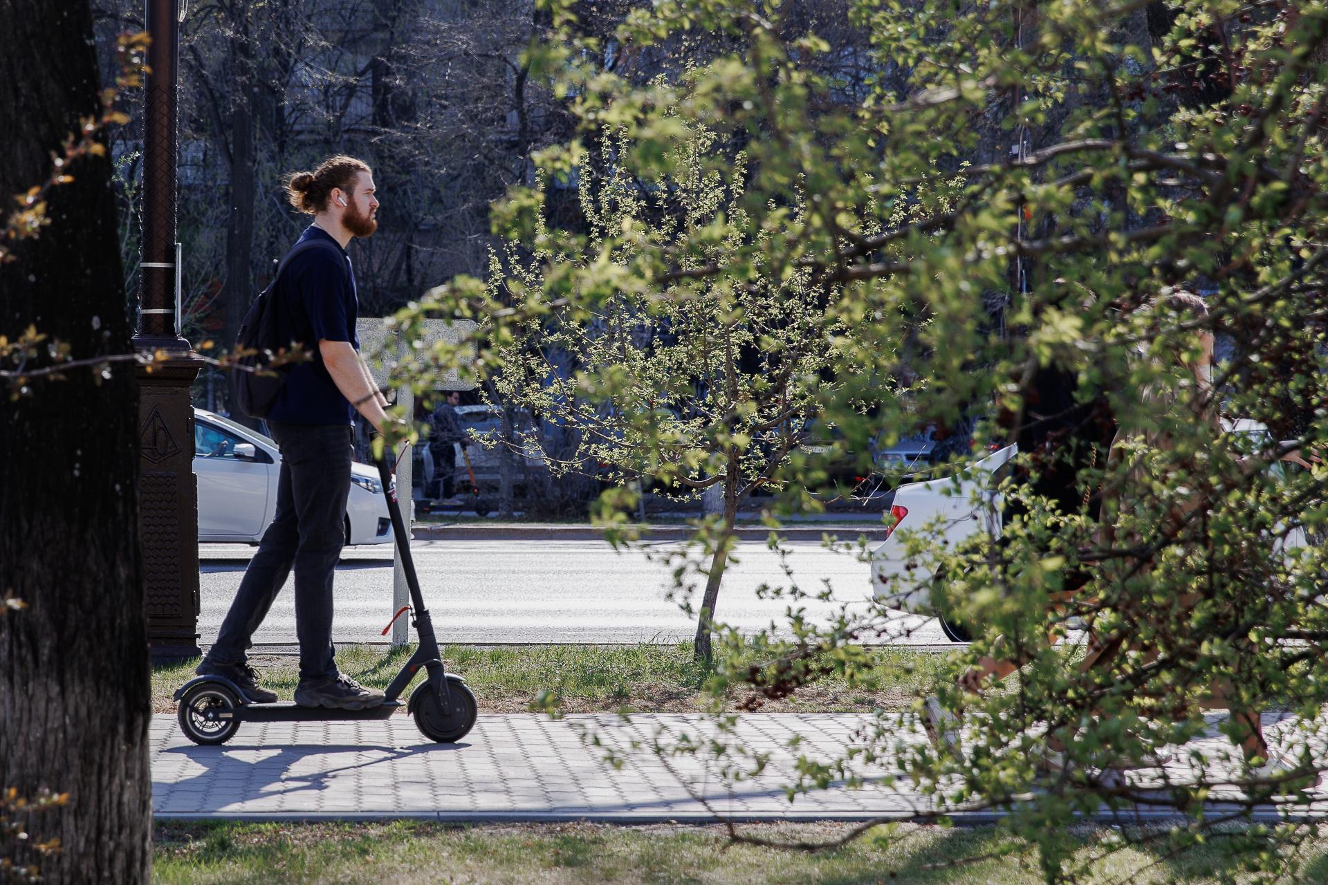 «Надо регулировать, а не запрещать»: мнения тюменцев о самокатчиках и пешеходах 