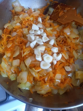 Чеснок обжаривать не нужно | Источник: Закамские Шампиньоны | Пермь | Усть-Качка / Vk.com