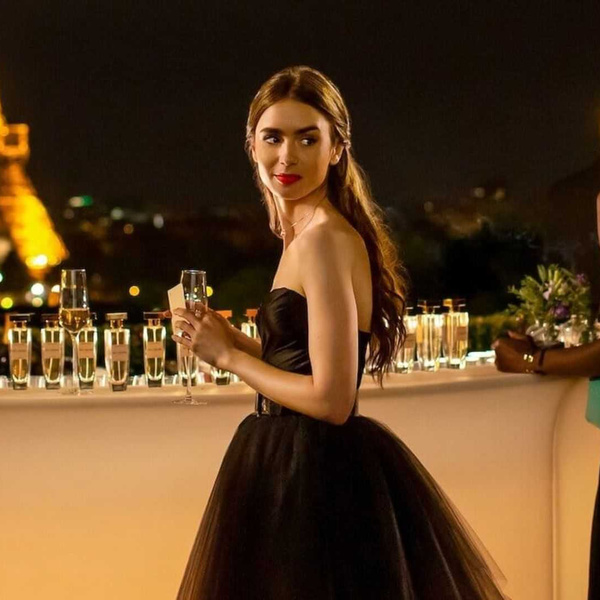 Фото №1 - В Сеть слили вырезанную сцену из первого сезона «Эмили в Париже»