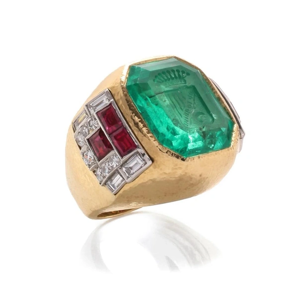 David Webb Coat of Arms Intaglio Ring ($155&nbsp;000, прим. 12&nbsp;141&nbsp;150 руб.)